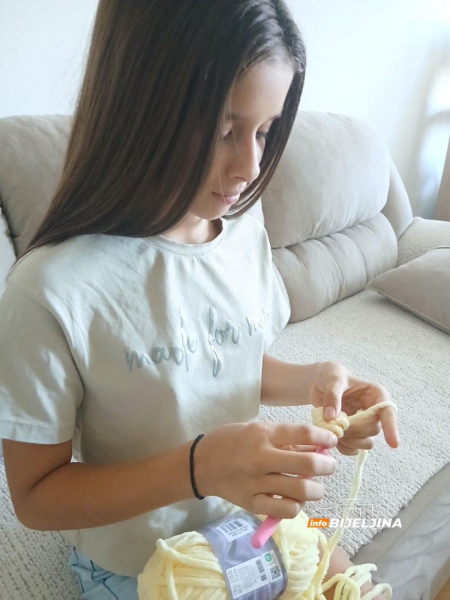 Zaboravljena veština u rukama deteta: Anđela (11) od vunice stvara unikatne igračke koje mame osmehe (FOTO)