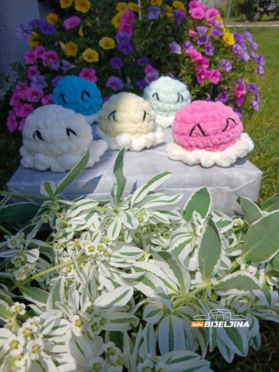 Zaboravljena veština u rukama deteta: Anđela (11) od vunice stvara unikatne igračke koje mame osmehe (FOTO)