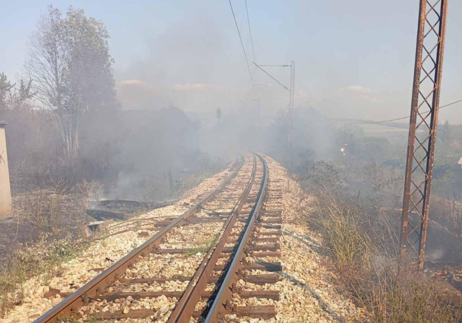 Požar zaustavio vozove: Zatvorena pruga Ralja – Sopot Kosmajski, izgorelo 180 pragova