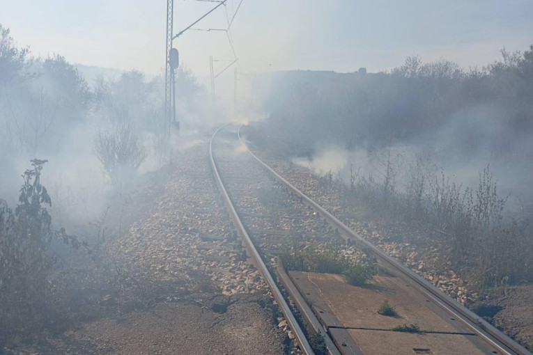 Požar zaustavio vozove: Zatvorena pruga Ralja – Sopot Kosmajski, izgorelo 180 pragova