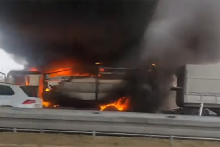 Gori kamion na auto-putu! Požar progutao kabinu (VIDEO)