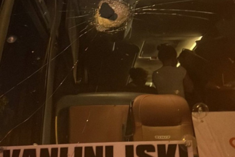 Oglasili se srpski putnici iz kamenovanog autobusa u Grčkoj: Bilo je prestrašno, staklo je letelo!