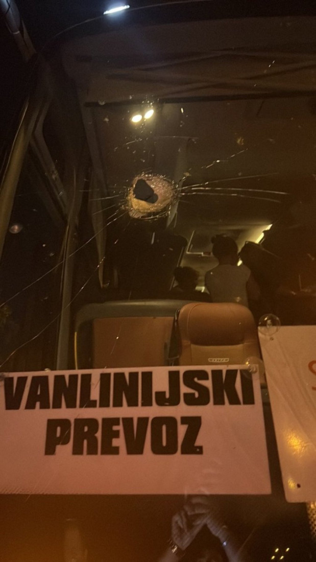 Oglasio se vozač kamenovanog autobusa: Mogao sam da ostanem bez oka, sreća da smo svi živi i zdravi!