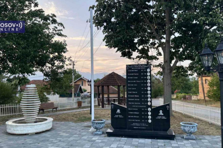 Skandal nad skandalima! U Goraždevcu ponovo skinuta srpska zastava sa spomenika posvećenom žrtvama NATO bombardovanja