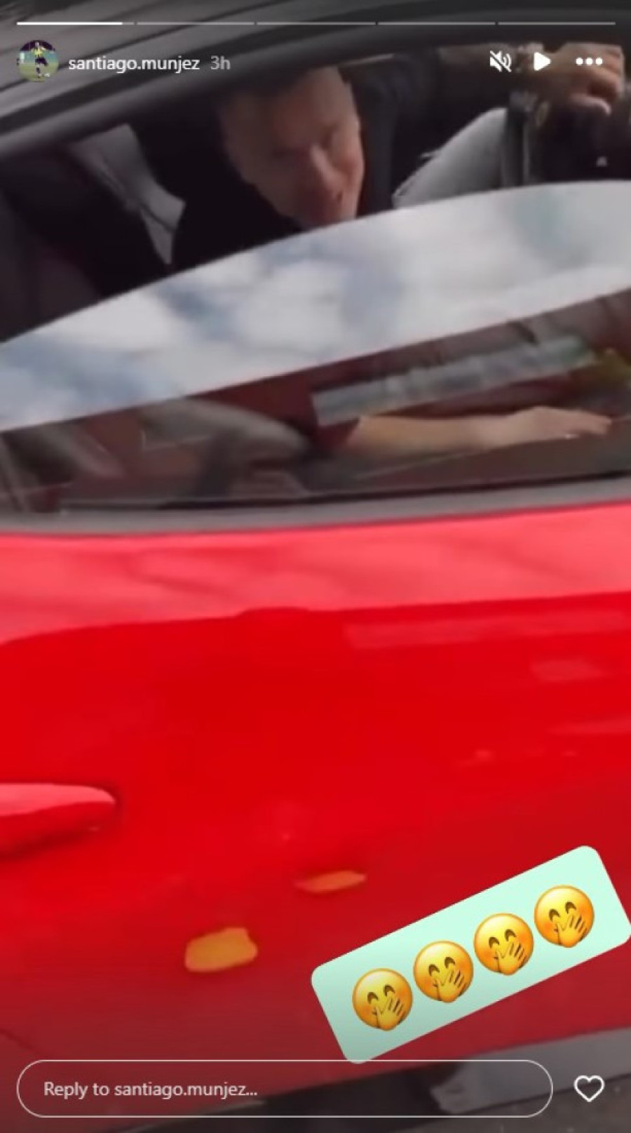 Munjez divlja ulicama u skupocenom Ferariju: Društvo mu pravi misteriozna devojka!