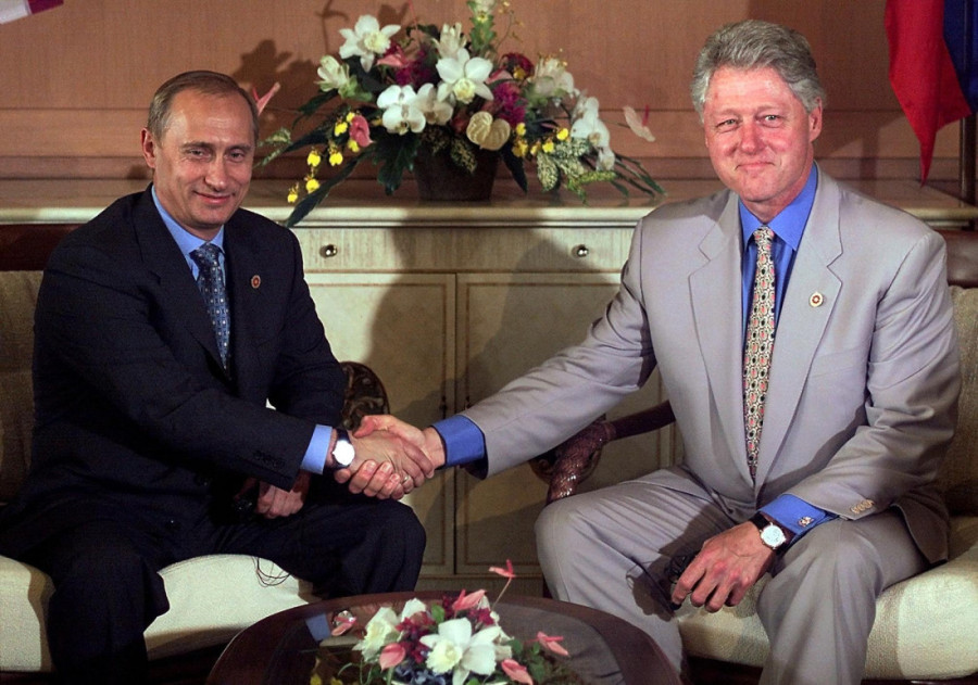 Šta je Klinton šaputao Putinu: Novoobjavljeni dokumenti otkrili kako su ruskom lideru plasirane laži