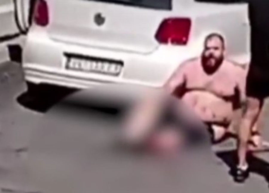 UZNEMIRUJUĆE! Manijaci krvnički prebijaju muškarca, krv šiklja na sve strane - mučena žena vrišti! (FOTO)