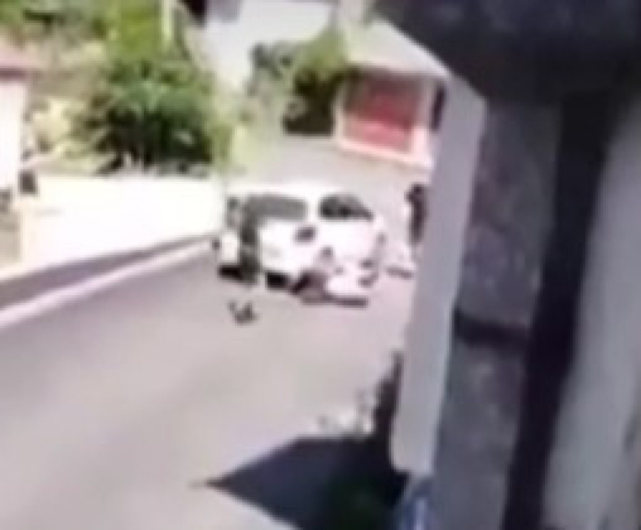 UZNEMIRUJUĆE! Manijaci krvnički prebijaju muškarca, krv šiklja na sve strane - mučena žena vrišti! (FOTO)