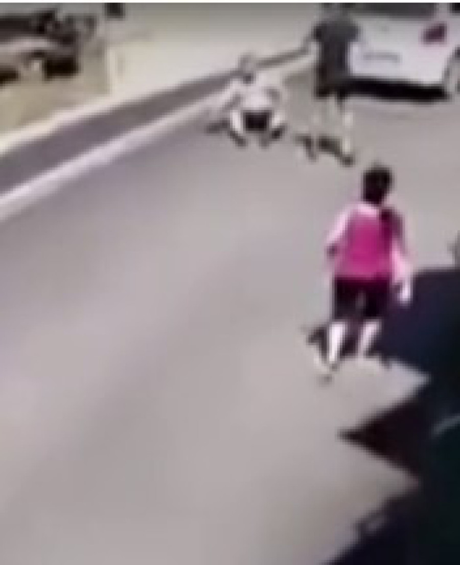 UZNEMIRUJUĆE! Manijaci krvnički prebijaju muškarca, krv šiklja na sve strane - mučena žena vrišti! (FOTO)