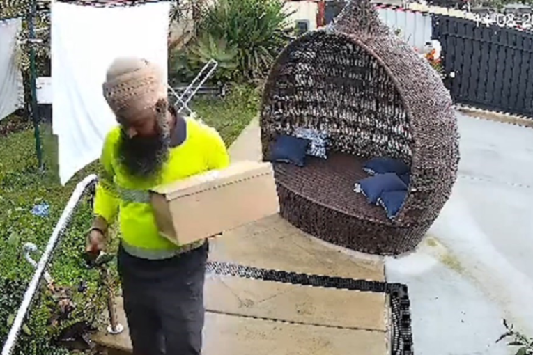 Došao da ostavi paket, pa uradio nešto nesvakidašnje! Svi pričaju o poštaru koji je skinuo veš! (VIDEO)