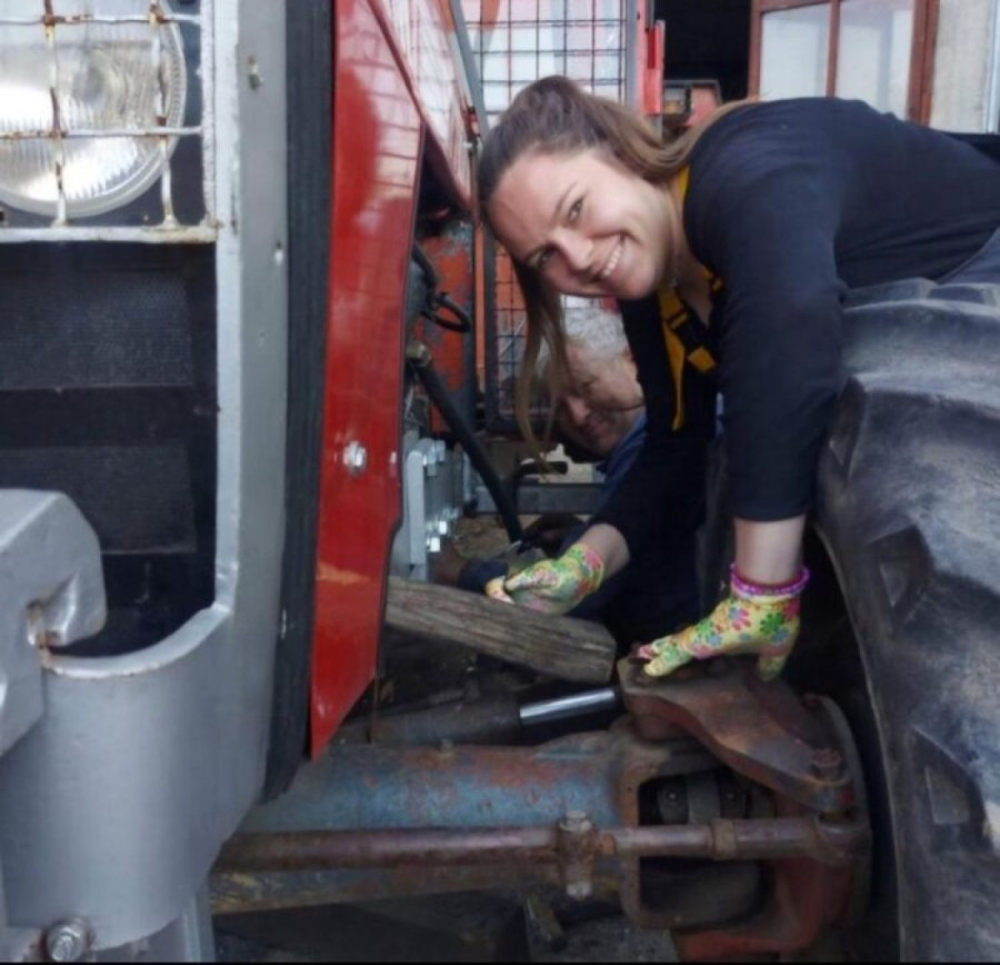 Od dedinog traktora do međunarodne pobede: Devojka iz Šumadije pobedila 50 muškaraca u oranju!