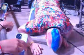 Bacao se po bini i pravio grimase! Folker izazvao haos na nastupu! (FOTO/VIDEO)
