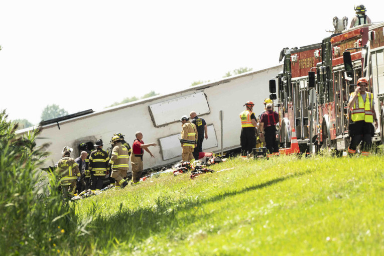Prevrnuo se autobus pun putnika: Ima mrtvih (VIDEO)