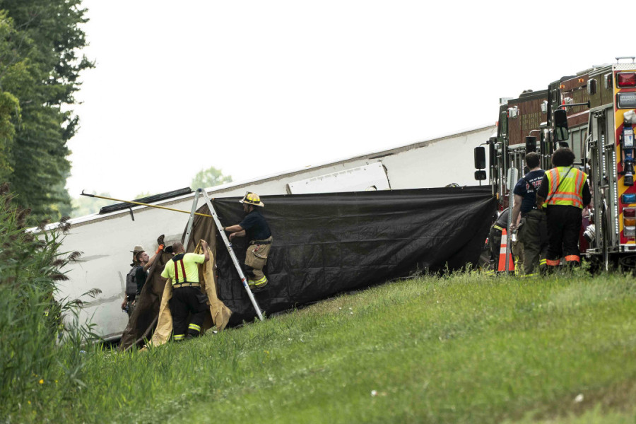 Prevrnuo se autobus pun putnika: Ima mrtvih (VIDEO)