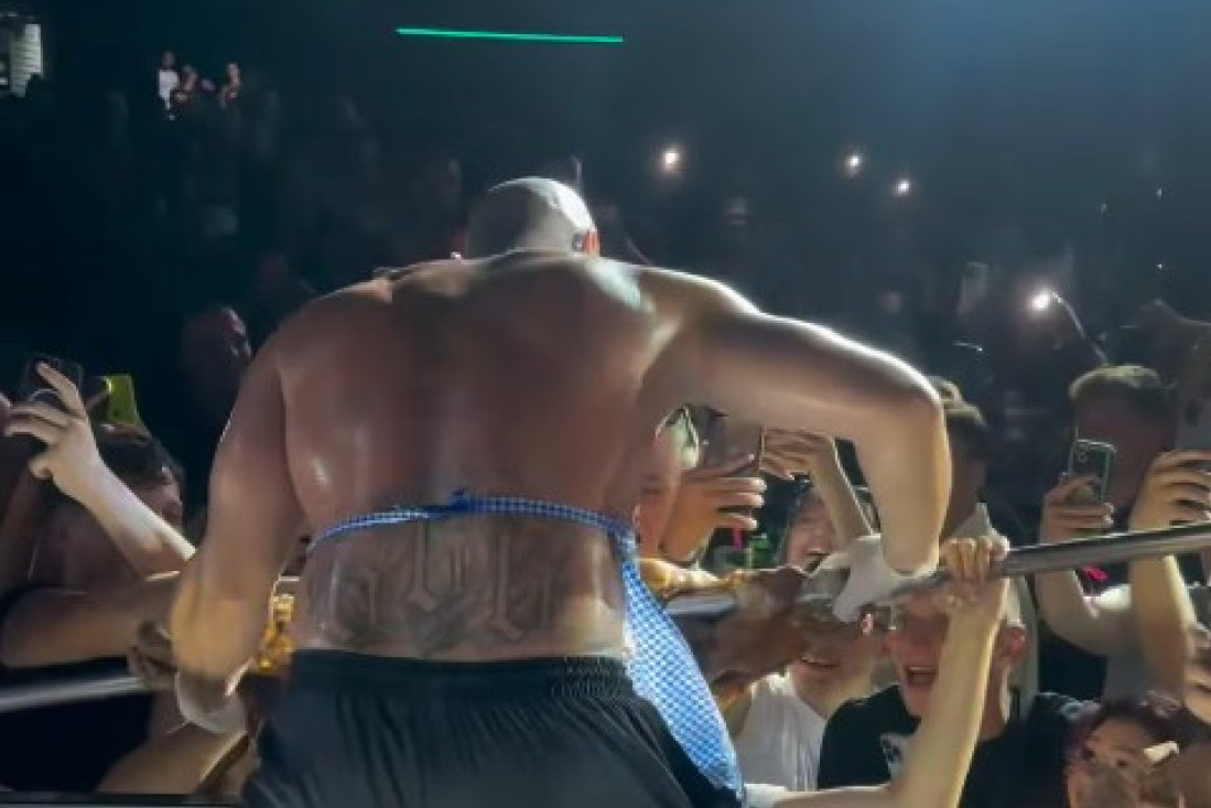 Na binu izneo jagnje i počeo da ga cepa! Desingerica ne prestaje da šokira! (FOTO)