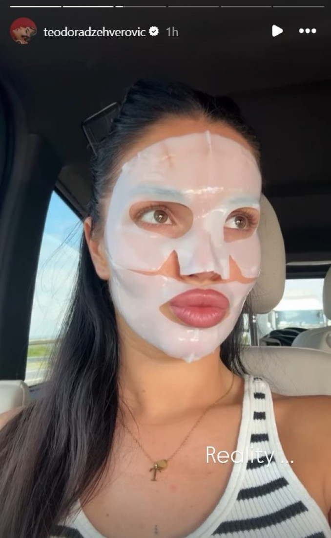 Da li je prepoznajete? Pevačica šokirala izdanjem kojim je izašla u javnost! (FOTO)