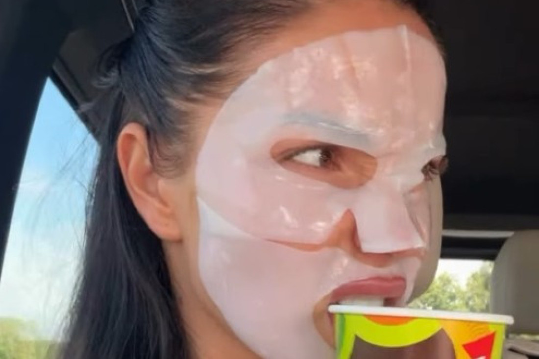 Da li je prepoznajete? Pevačica šokirala izdanjem kojim je izašla u javnost! (FOTO)