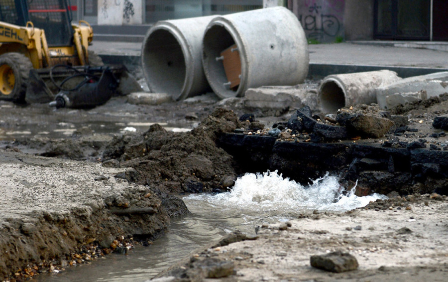 Bujica pretila da proguta ulicu! Radnik “Vodovoda” skočio na cev i svojim telom zaustavio pakao!