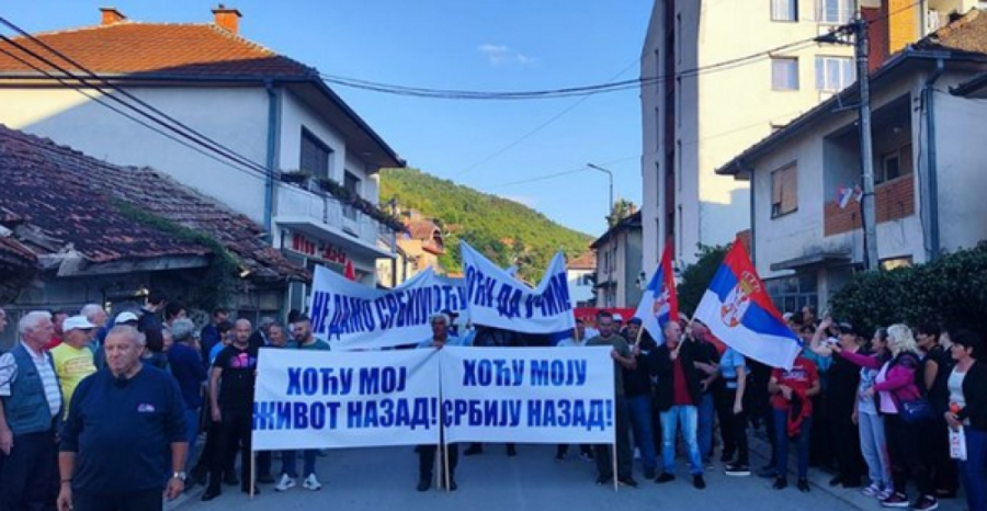 Trgovište ustalo protiv blokadera: Ne damo Srbiju, hoćemo život nazad! (FOTO)