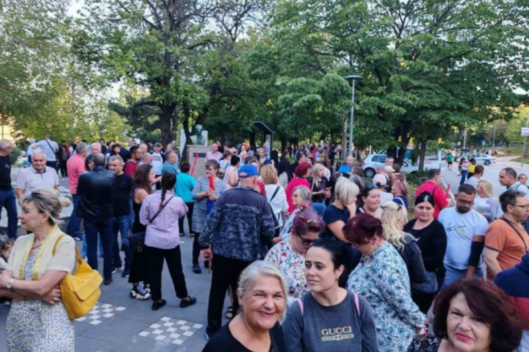 Na skupovima blizu 70.000 ljudi: Okupljeni ističu - Dosta je bilo blokada! (FOTO/VIDEO)