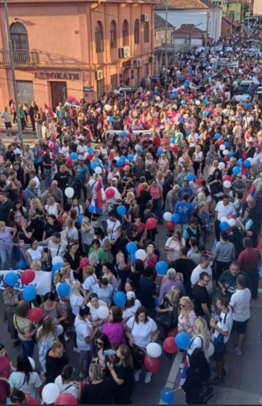 Na skupovima blizu 70.000 ljudi: Okupljeni ističu - Dosta je bilo blokada! (FOTO/VIDEO)