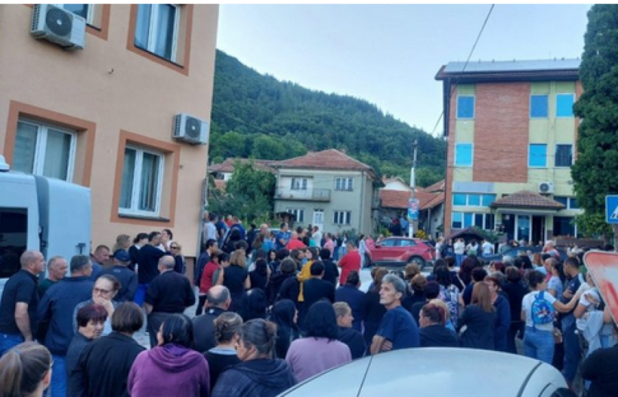 Na skupovima blizu 70.000 ljudi: Okupljeni ističu - Dosta je bilo blokada! (FOTO/VIDEO)