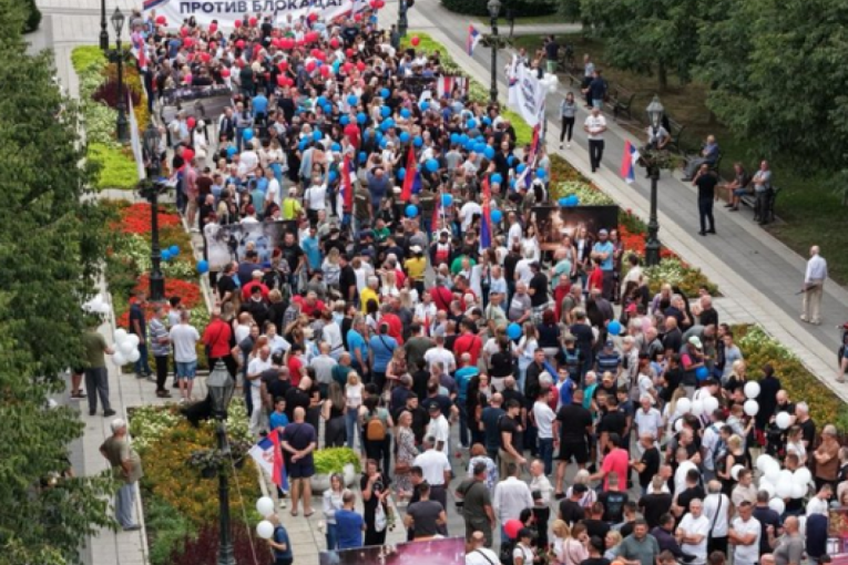 Na skupovima blizu 70.000 ljudi: Okupljeni ističu - Dosta je bilo blokada! (FOTO/VIDEO)