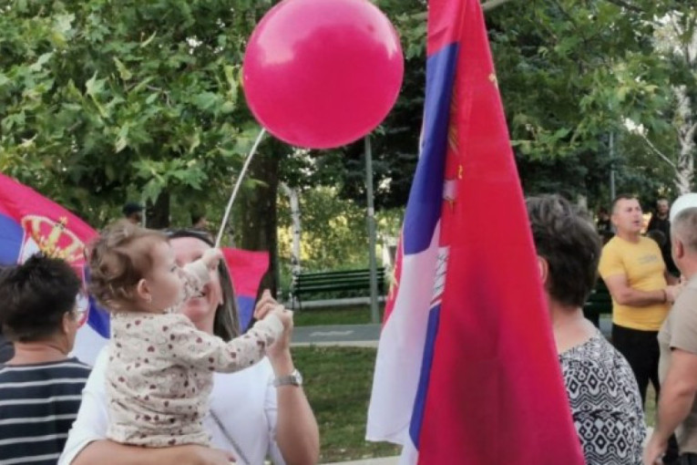 Najlepša slika sa protesta protiv blokada! Srbija je pokazala svoje pravo lice (FOTO)