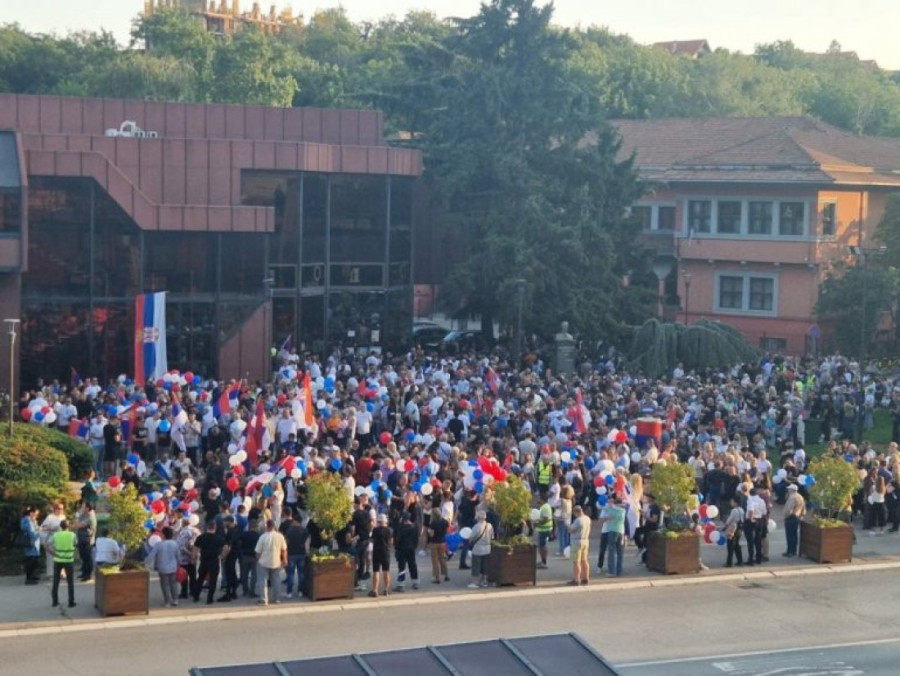 Na skupovima blizu 70.000 ljudi: Okupljeni ističu - Dosta je bilo blokada! (FOTO/VIDEO)