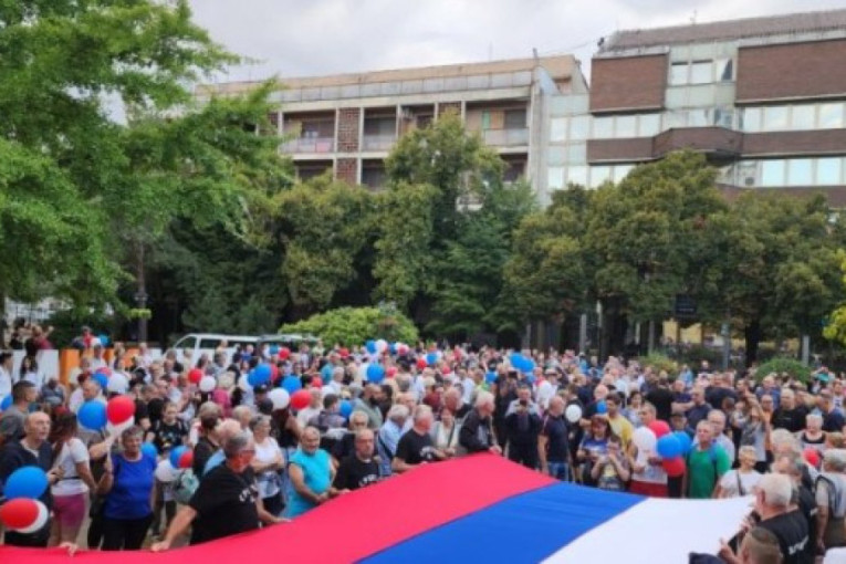 Građani Kikinde protiv blokada! Srpska trobojka se vijorila gradom (FOTO)