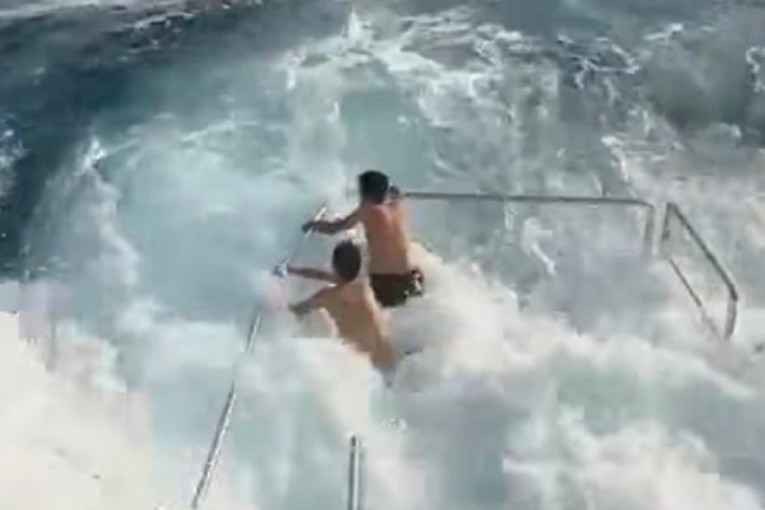 Zaigrali se sa snagom Jadrana! Zamalo da ih more odvuče u smrt - sam Bog ih je spasio! (VIDEO)