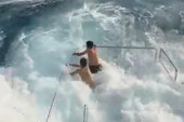 Zaigrali se sa snagom Jadrana! Zamalo da ih more odvuče u smrt - sam Bog ih je spasio! (VIDEO)