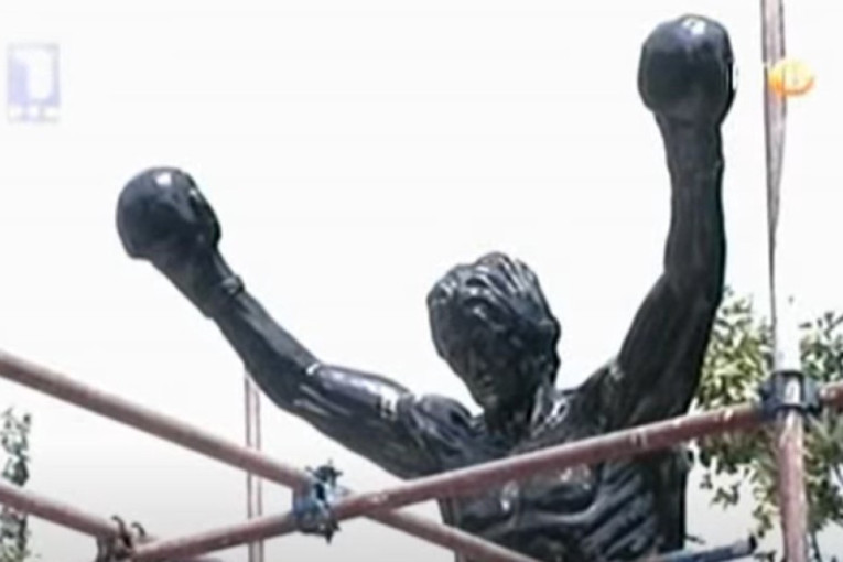 Ostali u 10 kvadrata zbog ograde, otac i sin hteli da se spale zbog oduzimanja stana... Zbog njih država staje na put bahatosti izvršitelja!