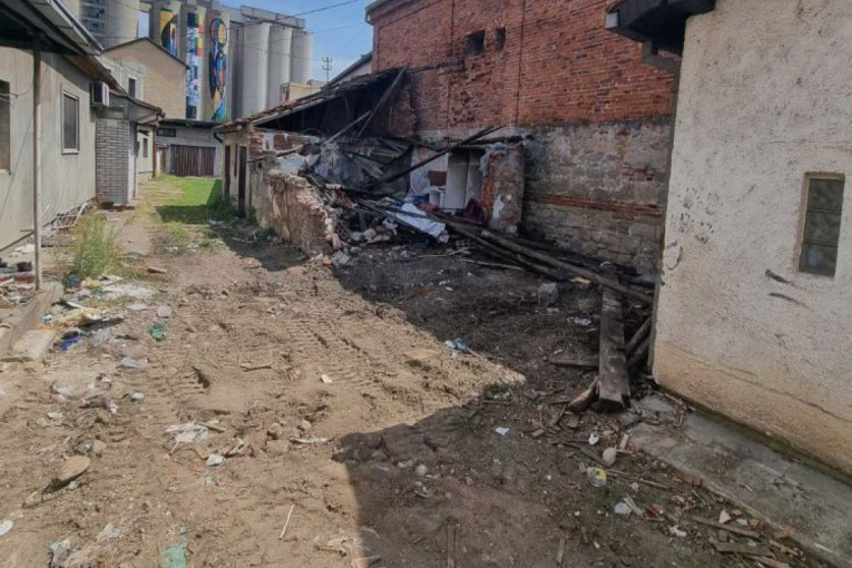 Ekološko ruglo u strogom centru Čačka: Odmah po dojavi došli radnici komunalnog preduzeća i sve očistili (FOTO)