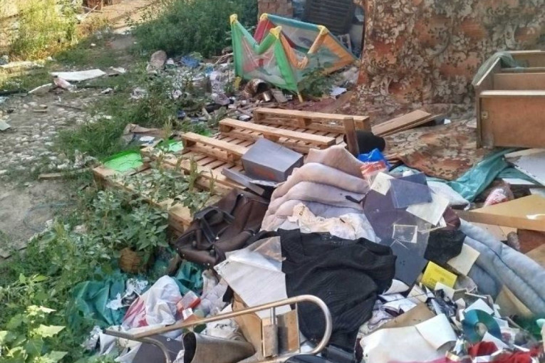 Ekološko ruglo u strogom centru Čačka: Odmah po dojavi došli radnici komunalnog preduzeća i sve očistili (FOTO)