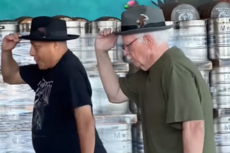 Za njih su godine zaista samo broj: Starci đuskali kao tinejdžeri i postali hit na mrežama (VIDEO)