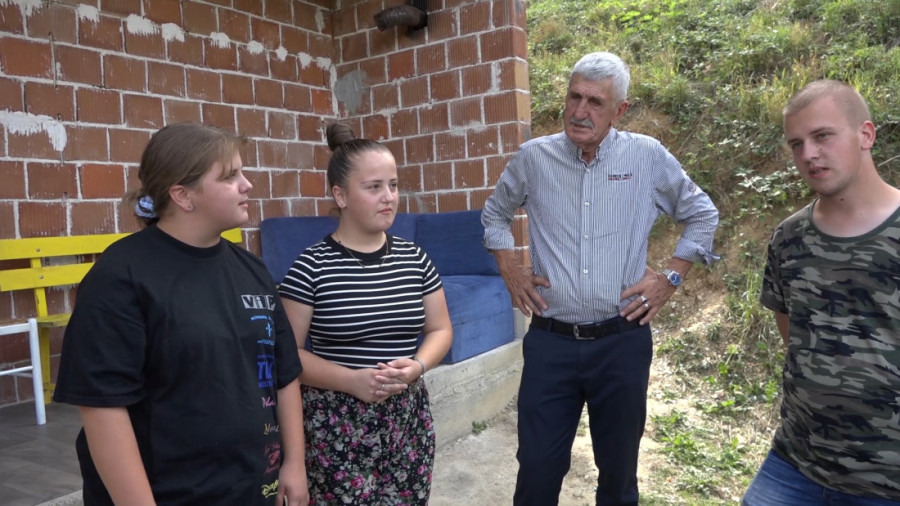 Potresna priča troje mališana iz Prijepolja: Ostali su bez oca i majke, sada se bore da ostanu zajedno pod istim krovom