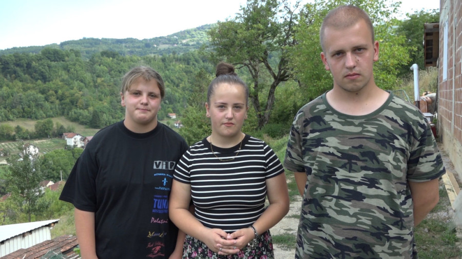 "Deda rekao: Ajmo sine da oremo"! Kad Marija sedne u traktor i najiskusniji orači joj skidaju kapu! (FOTO)