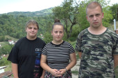 Potresna priča troje mališana iz Prijepolja: Ostali su bez oca i majke, sada se bore da ostanu zajedno pod istim krovom