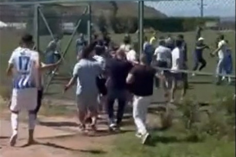 Skandal na utakmici dečaka: Roditelji upali na teren - dva tinejdžera završila u bolnici! (VIDEO)