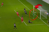 Stojke, šta bi? Čuvar mreže Radničkog primio komičan gol (VIDEO)