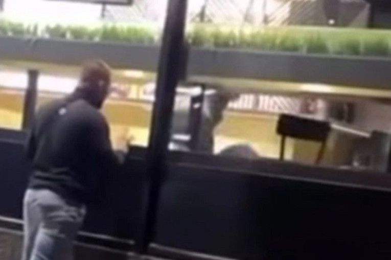 Haos u restoranu u Užicu: Gosti u panici bežali dok je napadač vitlao oštrim predmetom (VIDEO)