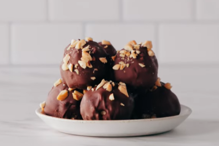 Recept dana: Zdrave snikers kuglice su neodoljiva poslastica u kojoj ćete uživati bez griže savesti