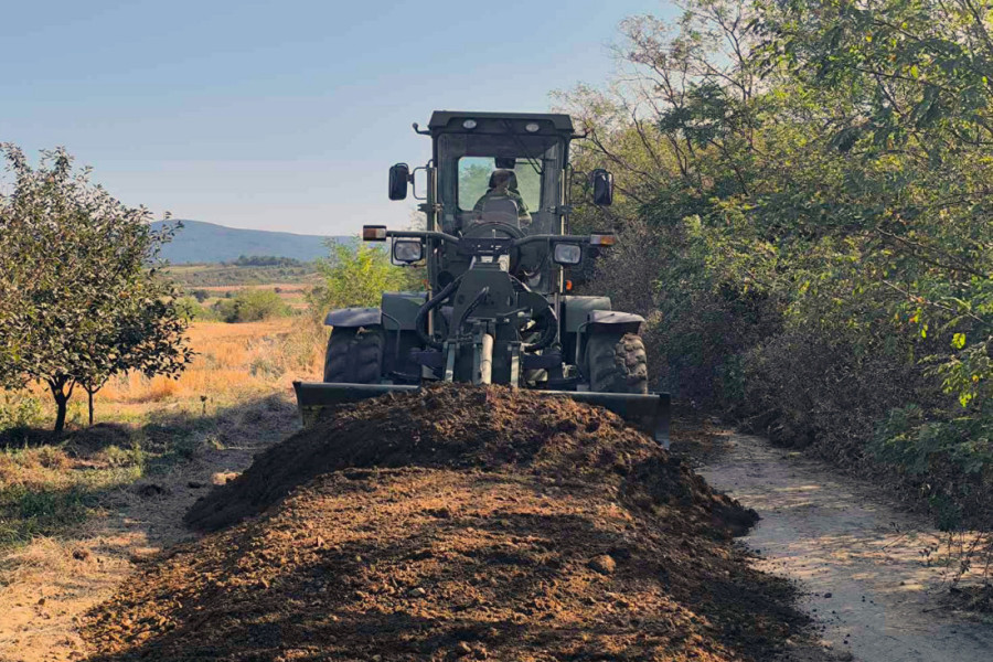 Srpski vojnici zasukali rukave: Uređuju reku i puteve u prokupačkim selima! (FOTO)