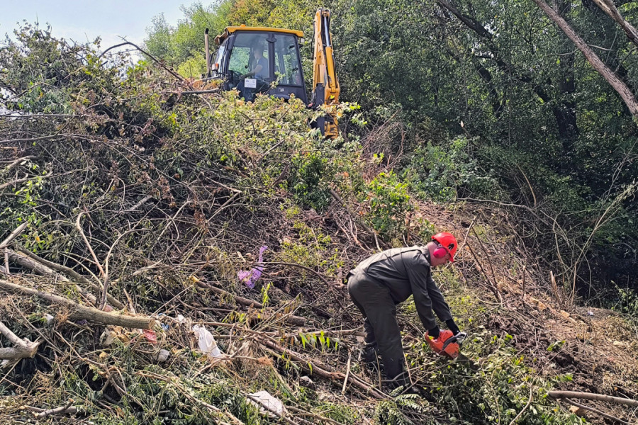 Srpski vojnici zasukali rukave: Uređuju reku i puteve u prokupačkim selima! (FOTO)