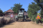 Srpski vojnici zasukali rukave: Uređuju reku i puteve u prokupačkim selima! (FOTO)