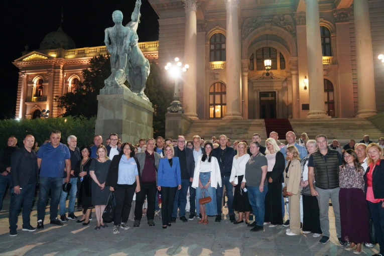 Sedmi dan okupljanja ispred Skupštine: Ministri i poslanici SNS razgovarali sa građanima (FOTO)