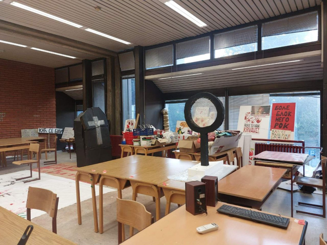 Dekan Filozofskog fakulteta izbacio blokadere iz zgrade! Profesori utvrđuju u kakvom je stanju (FOTO/VIDEO)