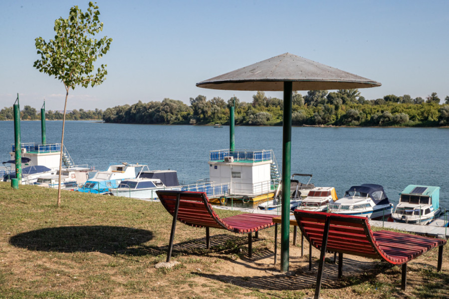 Mir, priroda i kućice na vodi, a sve to na 35 km od Beograda: Jedinstveno nautičko selo nudi potpuno autentičan doživljaj Save (FOTO/VIDEO)