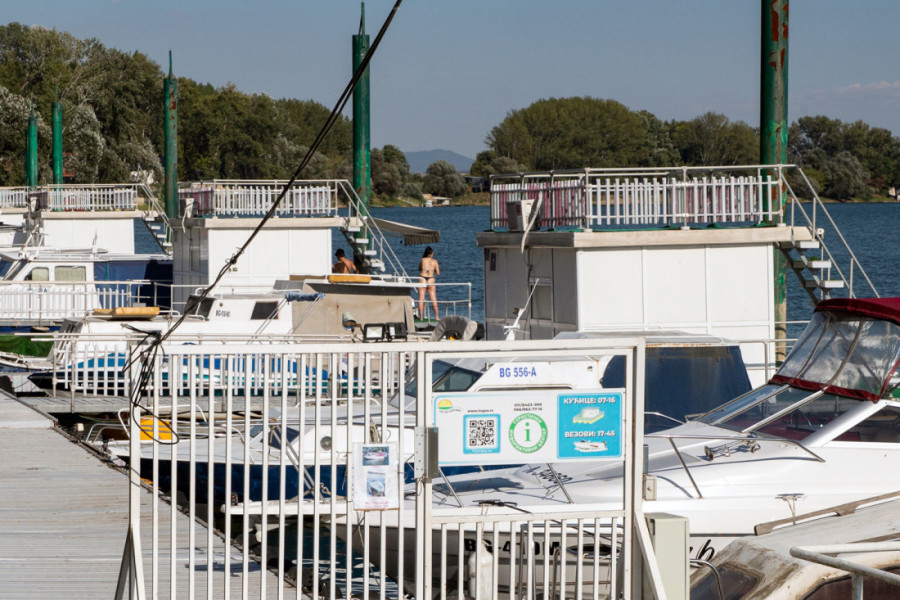 Mir, priroda i kućice na vodi, a sve to na 35 km od Beograda: Jedinstveno nautičko selo nudi potpuno autentičan doživljaj Save (FOTO/VIDEO)